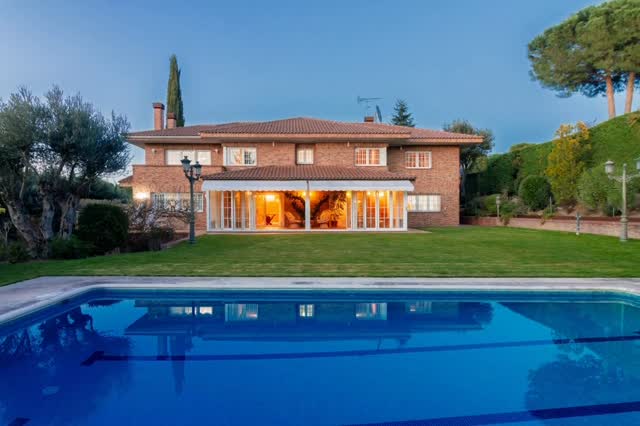 Vivir en Montealina no es solo tener una casa… es elegir un estilo de vida.
Privacidad, seguridad y lujo en una de las zonas más exclusivas de Madrid. 🏡✨

715 m² construidos, Parcela de 2.000+ m²,5 habitaciones | 5 baños, Piscina, jardín y pista de tenis privada, Garaje para 4 coches
Precio: 3MM€

Un hogar para quien no se conforma con lo normal.
¿Te imaginas aquí?

#LujoInmobiliario #Montealina #PozueloDeAlarcón #CasasDeLujo #LuxuryRealEstate MadridExclusivo ViviendasPremium InversiónInmobiliaria LuxuryLiving RealEstateSpain