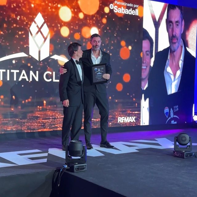 Esto no es solo un premio.
Es la confirmación de un camino.
Ser el primer agente individual en la historia de RE/MAX España en alcanzar el nivel Titan no habla de cifras… habla de visión, de constancia y de no rendirse cuando nadie ve lo que estás construyendo.
Pero hay algo aún más importante que este reconocimiento:
Nada de esto hubiera sido posible sin las personas correctas al lado.
Gracias de corazón a Chio de Claver y Lourdes Molina.
Este logro también es vuestro. Porque detrás de cada resultado extraordinario, hay un equipo que sostiene, empuja y cree incluso en los momentos más exigentes.
Seguimos. Esto no es una meta… es otro punto de partida.
#Titan #REMAX #InmobiliariaDeAltoNivel #Liderazgo #Equipo #Resultados #Mentalidad #Numero1