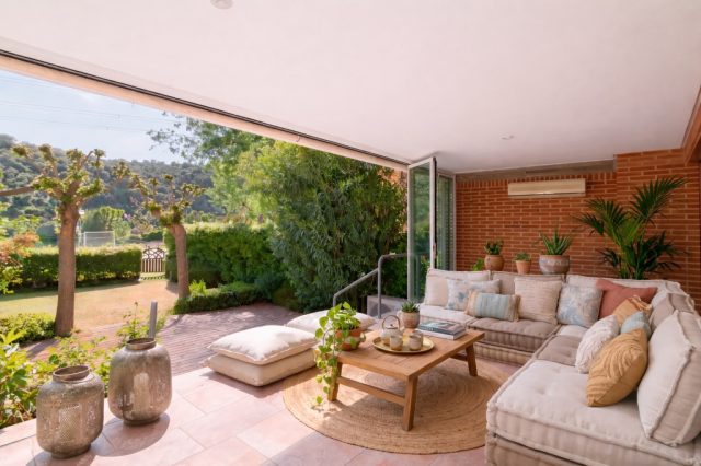 🏡✨ Vivir en Molino de la Hoz, como siempre lo imaginaste

Hay casas que simplemente cumplen… y otras que elevan tu estilo de vida.
Este chalet, ubicado en la entrada de la urbanización, combina ubicación, luz y espacios pensados para disfrutar cada momento. A solo 1 minuto de colegios como Logos International School y Bérriz, y muy cerca del club social y la plaza.

☀️ Orientación sur: luz natural todo el día 🌿 Jardín con piscina y zona infantil 🏡 Salón amplio con varios ambientes + porche cubierto 🛏️ 3 dormitorios + despacho (perfecto para teletrabajo) 👑 Suite principal con vestidor 🏠 Buhardilla con apartamento completo y terraza privada 🚗 Garaje para 2 coches + zona multiuso

Una vivienda pensada para crecer, compartir y disfrutar sin renunciar a nada.

📍 Molino de la Hoz (Las Rozas) 📩 Escríbeme por privado y te doy todos los detalles

Propiedades así no aparecen todos los días.
#MolinoDeLaHoz #LasRozas #InmobiliariaMadrid #ChaletMadrid #ViviendaDeLujo CasasConEncanto MadridNoroeste