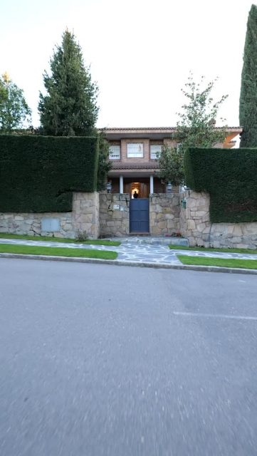 Villa de lujo en Montealina — donde la privacidad se convierte en estilo de vida.

715 m² construidos sobre una espectacular parcela de más de 2.000 m².�5 dormitorios, espacios amplios, techos altos y una distribución pensada para disfrutar cada rincón.
Salón señorial con salida a porche, despacho independiente, comedor elegante y una cocina diseñada para el día a día.
Zona de descanso con suite principal, vestidor y terraza privada.�Planta inferior con bodega, zona de ocio y servicio.
🌿 Jardín consolidado�🏊 Piscina�🎾 Pista de tenis privada�🚗 Garaje para 4 coches
Todo esto dentro de una de las urbanizaciones más exclusivas y seguras de Madrid.
3.000.000 €
Si buscas algo más que una casa… esto es estilo de vida.

📩 Escríbeme para más información o visita privada.

#lujo #pozuelodealarcon #montealina #realestate #inmobiliaria viviendadelujo luxuryrealestate madrid casasdelujo remax angelruizojeda